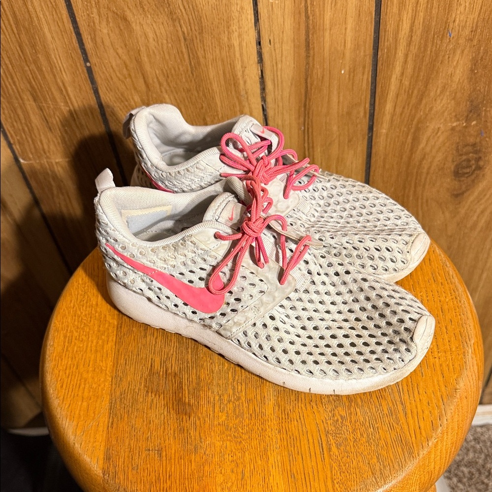 Nike Kids Sneakers in Gray and Pink